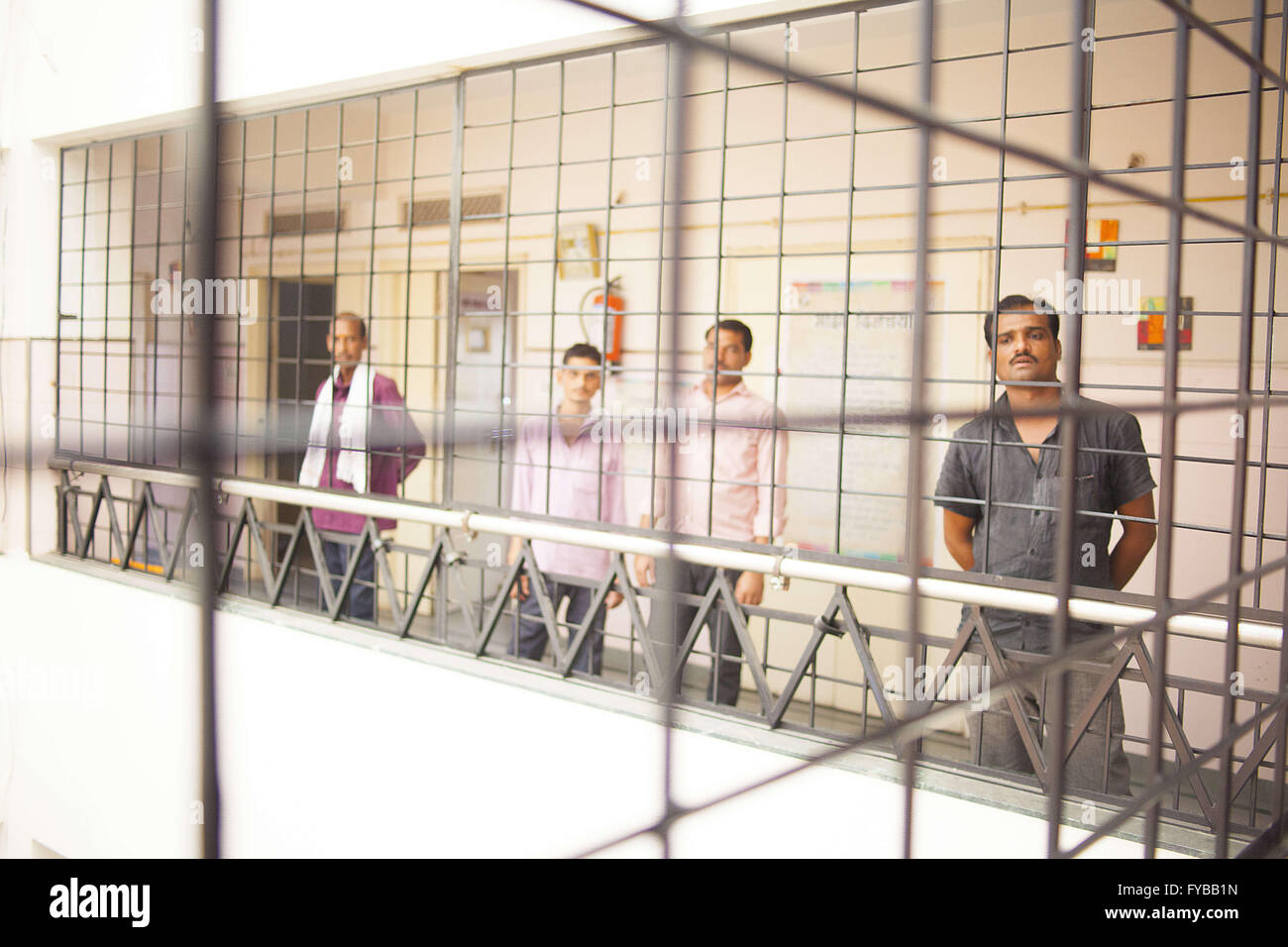 Latur, Maharashtra. 20 abr, 2016. 20 de abril de 2016 - Latur - INDIA.Los campesinos indios en un centro de desintoxicación de alcohol en Latur.Latur es parte de el estado de la región de Marathwada predominantemente agrícolas, donde 273 agricultores se suicidaron entre enero y marzo de este año.La zona es una de las más afectadas por la sequía y algunas familias en Latur han dejado de ciudades como Mumbai, la capital del estado casi 500 kilómetros de distancia. En Latur ciudad, hay enormes colas en los tanques de almacenamiento de agua que se alimentan de las presas. La gente espera en el agobiante calor por horas, a veces el día entero, para llenar Foto de stock