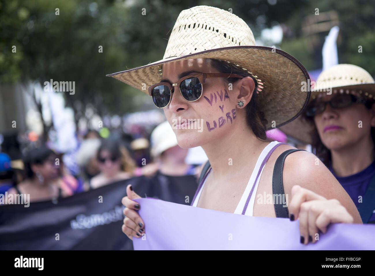 Ciudad de México, Ciudad de México, MX. 24 abr, 2016. Los manifestantes en la Ciudad de México para exigir un fin a la violencia y el hostigamiento en contra de las mujeres. Crédito: Joel Álvarez/Zuma alambre/Alamy Live News Foto de stock