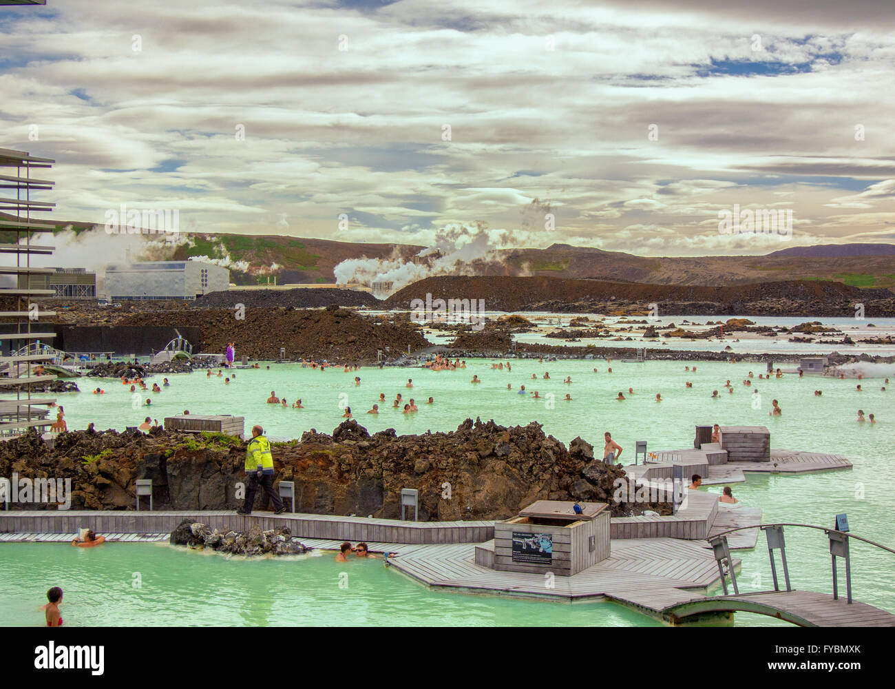 Península de Reykjanes, al suroeste de Islandia, Islandia. 5 ago, 2015. Los visitantes se bañan en el famoso Blue Lagoon Spa Geotermal situado en un campo de lava en GrindavÃ-k en la península de Reykjanes, al suroeste de Islandia. Las cálidas aguas son ricas en minerales y bañarse aquí es reputado para ayudar a personas con enfermedades de la piel. La laguna artificial está alimentado por la salida de la planta de energía geotérmica Svartsengi cercanos. Un destino turístico favorito, es uno de los lugares más visitados de Islandia, donde el turismo se ha convertido en un creciente sector de la economía. © Arnold Drapkin/Zuma alambre/Alamy Live News Foto de stock