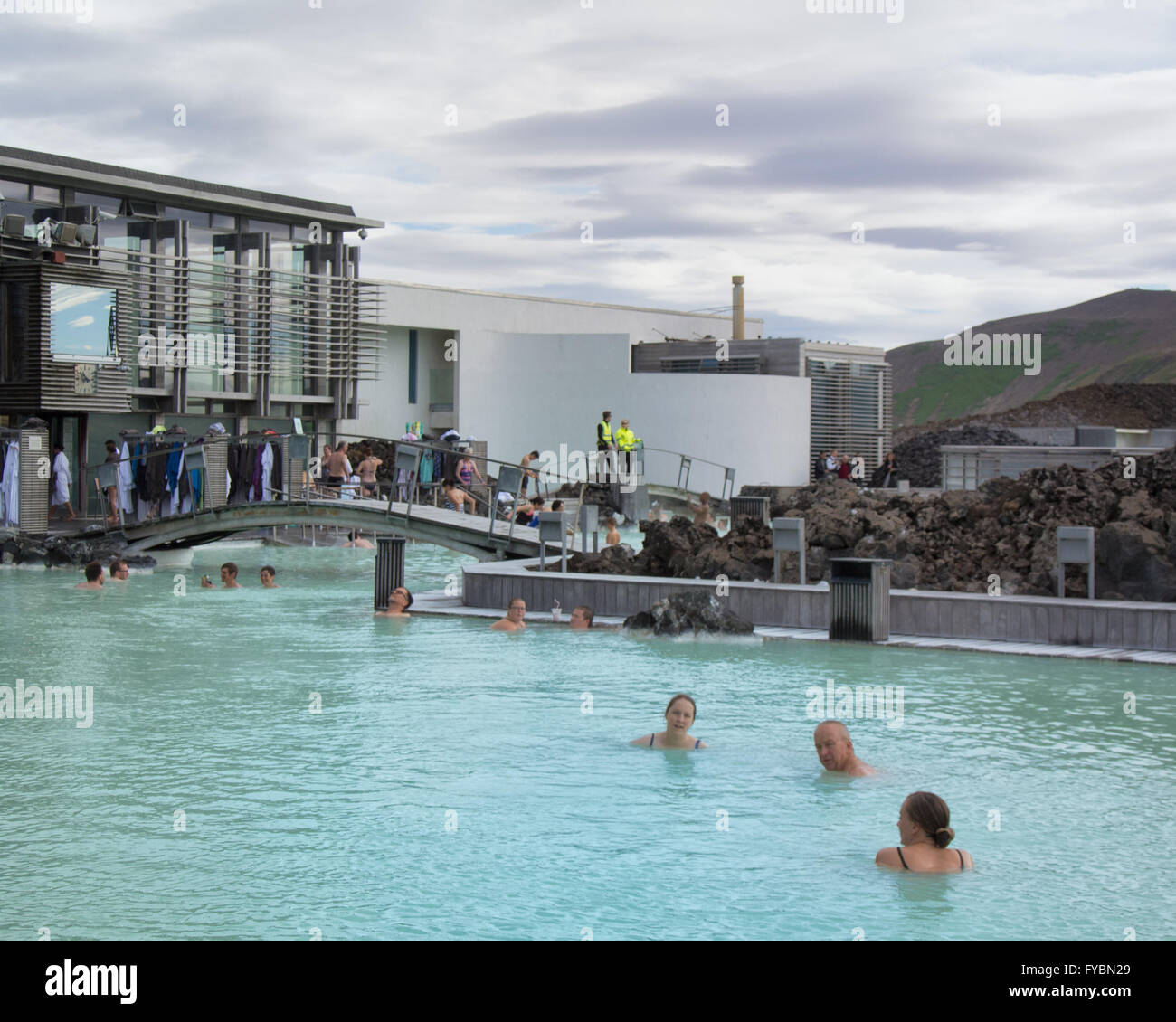 Península de Reykjanes, al suroeste de Islandia, Islandia. 5 ago, 2015. Los visitantes se bañan en el famoso Blue Lagoon Spa Geotermal situado en un campo de lava en GrindavÃ-k en la península de Reykjanes, al suroeste de Islandia. Las cálidas aguas son ricas en minerales y bañarse aquí es reputado para ayudar a personas con enfermedades de la piel. La laguna artificial está alimentado por la salida de la planta de energía geotérmica Svartsengi cercanos. Un destino turístico favorito, es uno de los lugares más visitados de Islandia, donde el turismo se ha convertido en un creciente sector de la economía. © Arnold Drapkin/Zuma alambre/Alamy Live News Foto de stock