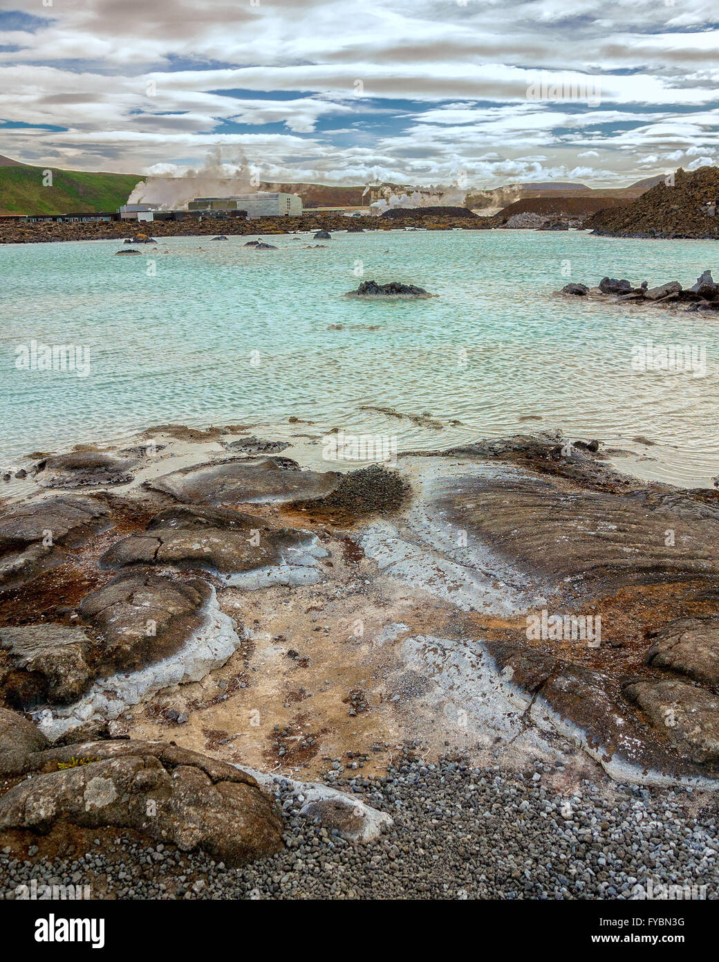 Península de Reykjanes, al suroeste de Islandia, Islandia. 5 ago, 2015. El famoso hombre geotermal Blue Lagoon spa situado en un campo de lava en GrindavÃ-k en la península de Reykjanes, al suroeste de Islandia, es alimentada por la salida de agua de la planta de energía geotérmica Svartsengi cercanos (trasero). Sus cálidas aguas son ricas en minerales y reputado para ayudar a las personas con enfermedades de la piel. Un destino turístico favorito, es uno de los lugares más visitados de Islandia, donde el turismo se ha convertido en un creciente sector de la economía. © Arnold Drapkin/Zuma alambre/Alamy Live News Foto de stock