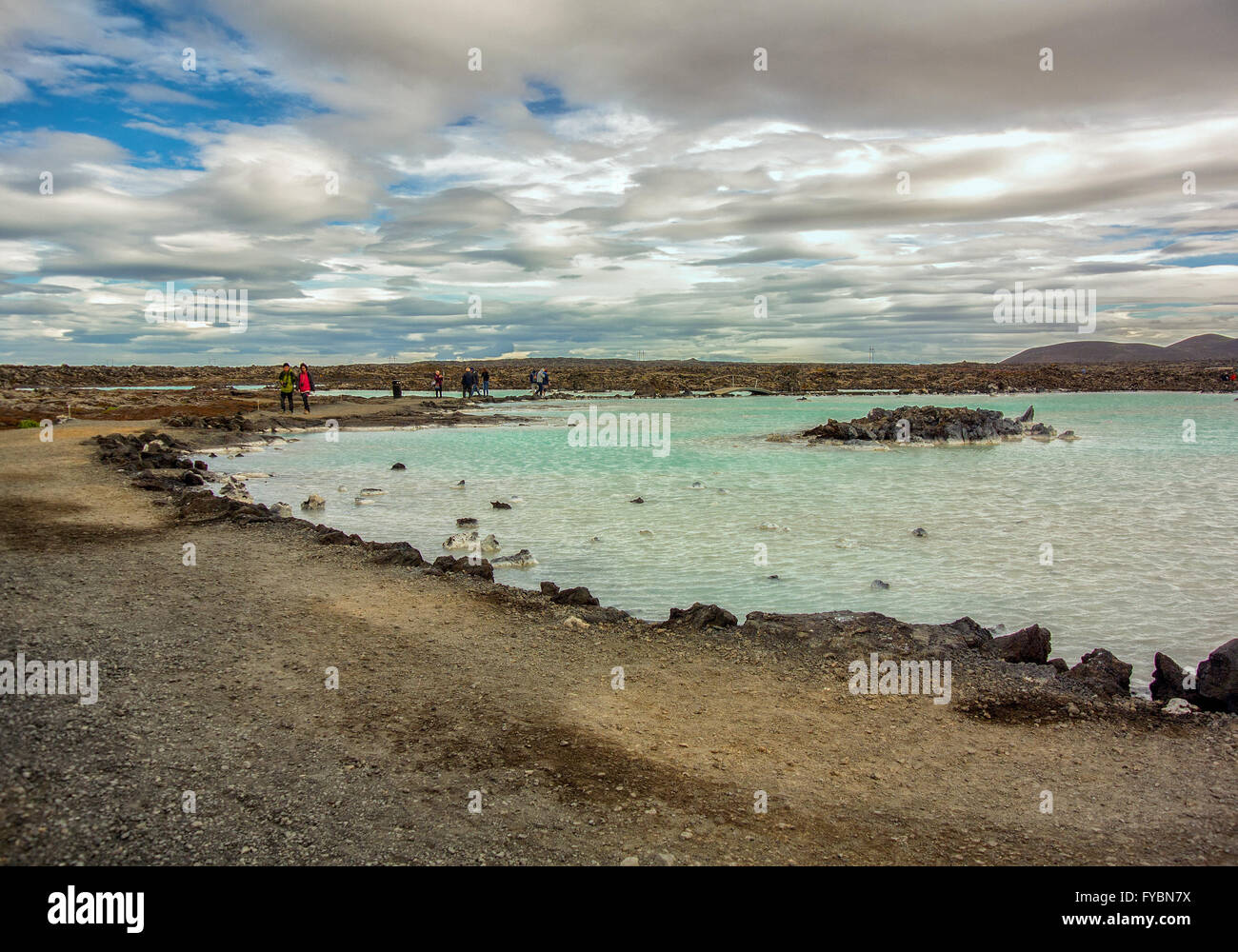 Península de Reykjanes, al suroeste de Islandia, Islandia. 5 ago, 2015. El famoso Blue Lagoon Spa Geotermal no zonas de baño están rodeados por campos de rocas volcánicas y rocas. Situado en un campo de lava en GrindavÃ-k en la península de Reykjanes, al suroeste de Islandia sus cálidas aguas son ricas en minerales. La laguna es alimentada por la salida de la planta de energía geotérmica Svartsengi cercanos. Un destino turístico favorito, es uno de los lugares más visitados de Islandia, donde el turismo se ha convertido en un creciente sector de la economía. © Arnold Drapkin/Zuma alambre/Alamy Live News Foto de stock