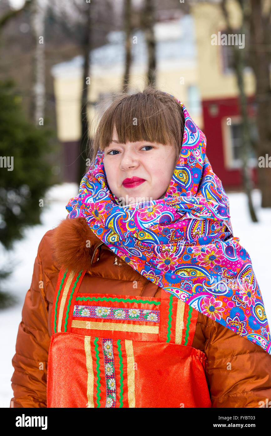 Russian woman in traditional costume fotografías e imágenes de alta  resolución - Alamy