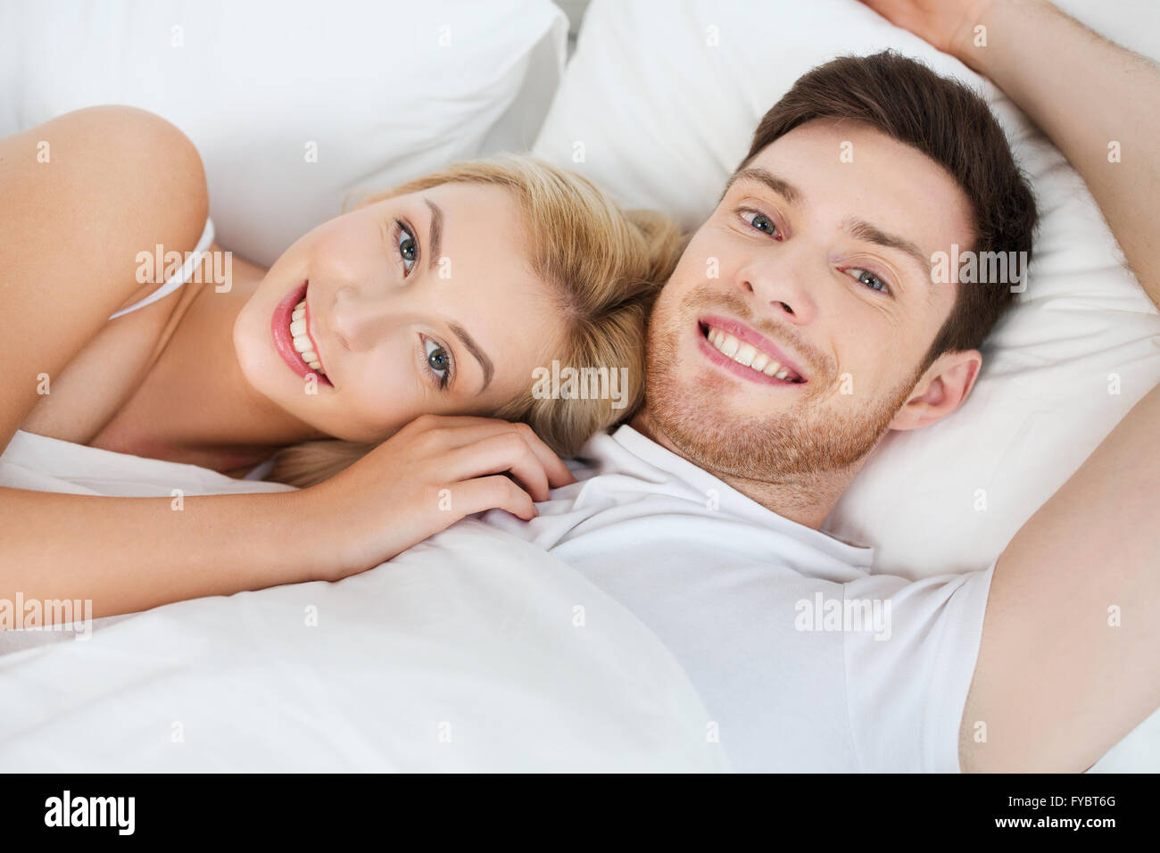 Pareja abrazada en la cama fotografías e imágenes de alta resolución -  Página 4 - Alamy