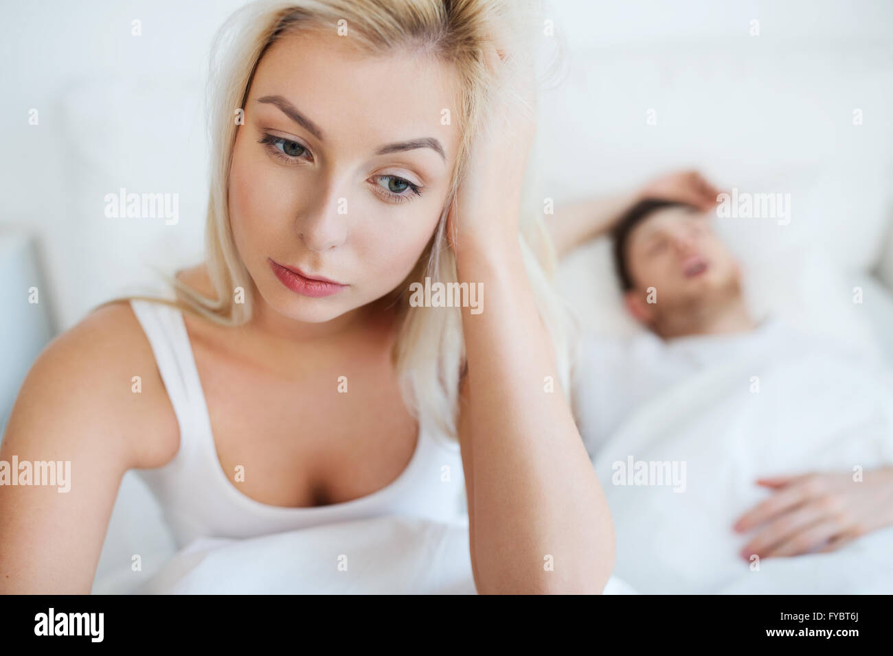 Despierta mujer teniendo insomnio en la cama Foto de stock