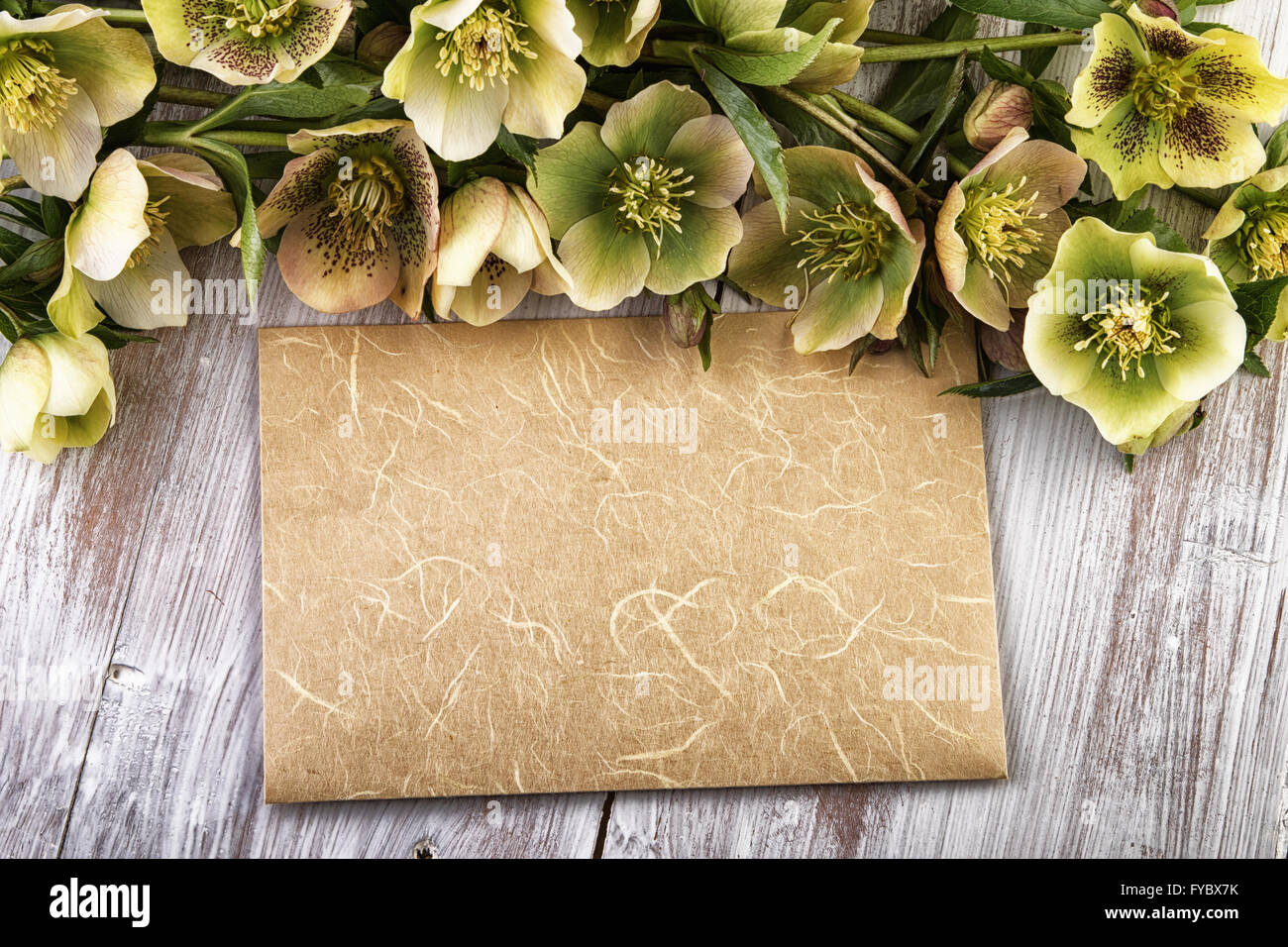 Vintage flores decoración con hoja de papel sobre madera Fotografía de  stock - Alamy
