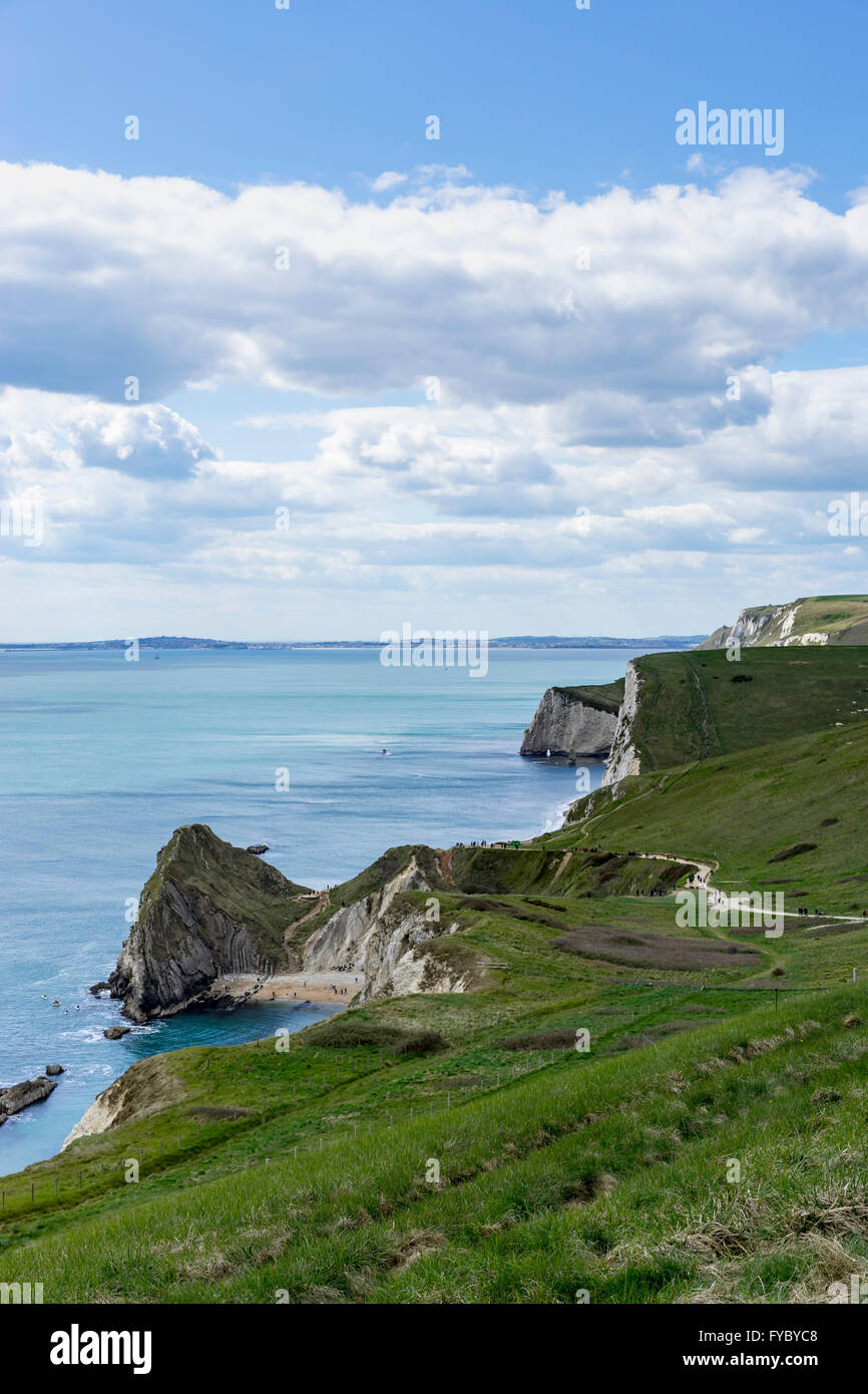 Vista al mar desde lo alto de la Bahía de San Oswalds encima del hombre O'Guerra Swyre y cabeza de playa, en la costa de Dorset, Reino Unido Foto de stock