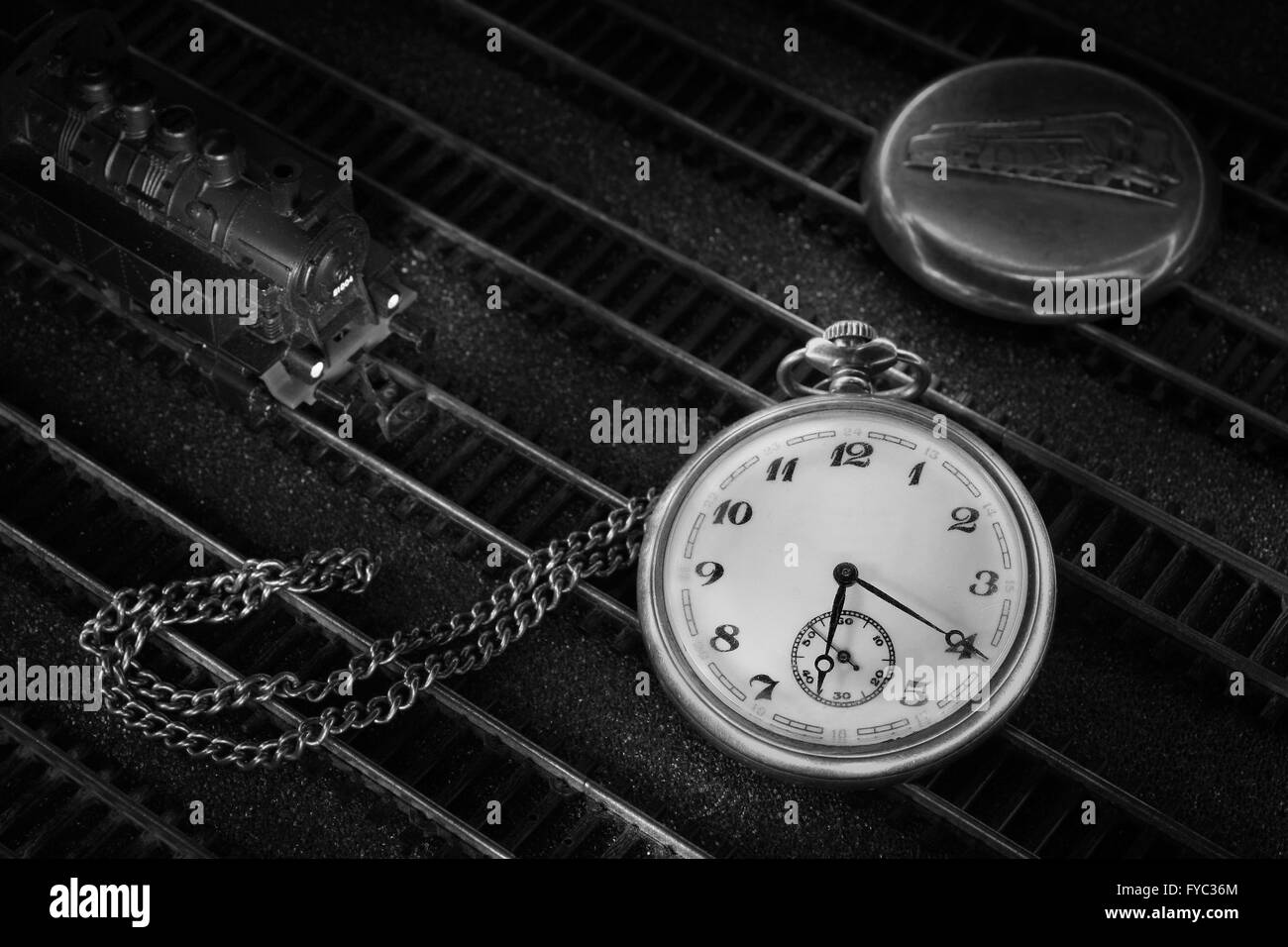 Reloj de bolsillo con tren, locomotora, la cubierta y la cadena on rails Foto de stock