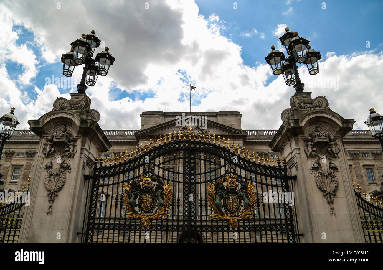 Accesorios de iluminación/postes de la luz en la parte superior de la puerta delantera del Palacio de Buckingham. Foto de stock