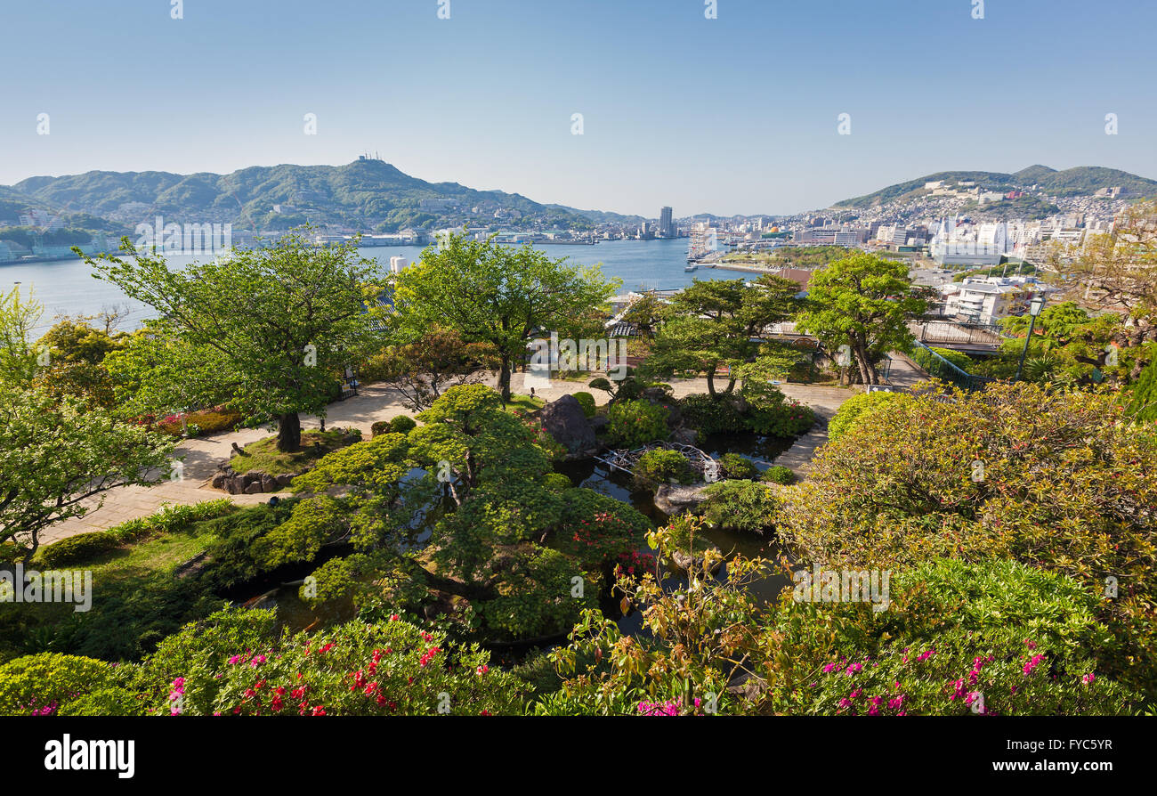 Vista desde Glover Garden a través del puerto de Nagasaki en Japón Foto de stock