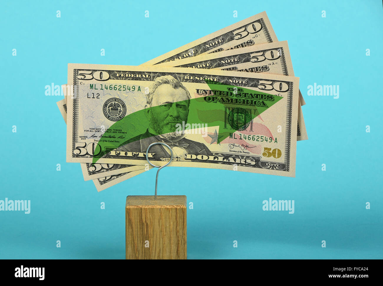 El crecimiento y el apoyo de la economía americana y el dólar  estadounidense, árbol cincuenta dólares billete verde con flecha arriba  sobre dos soportes más azul b Fotografía de stock - Alamy