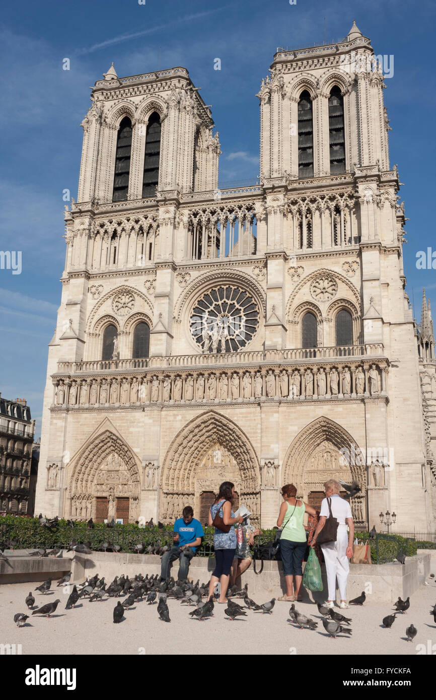 Los miembros del público la paloma de alimentación junto al notable edificio en París. Francia Foto de stock