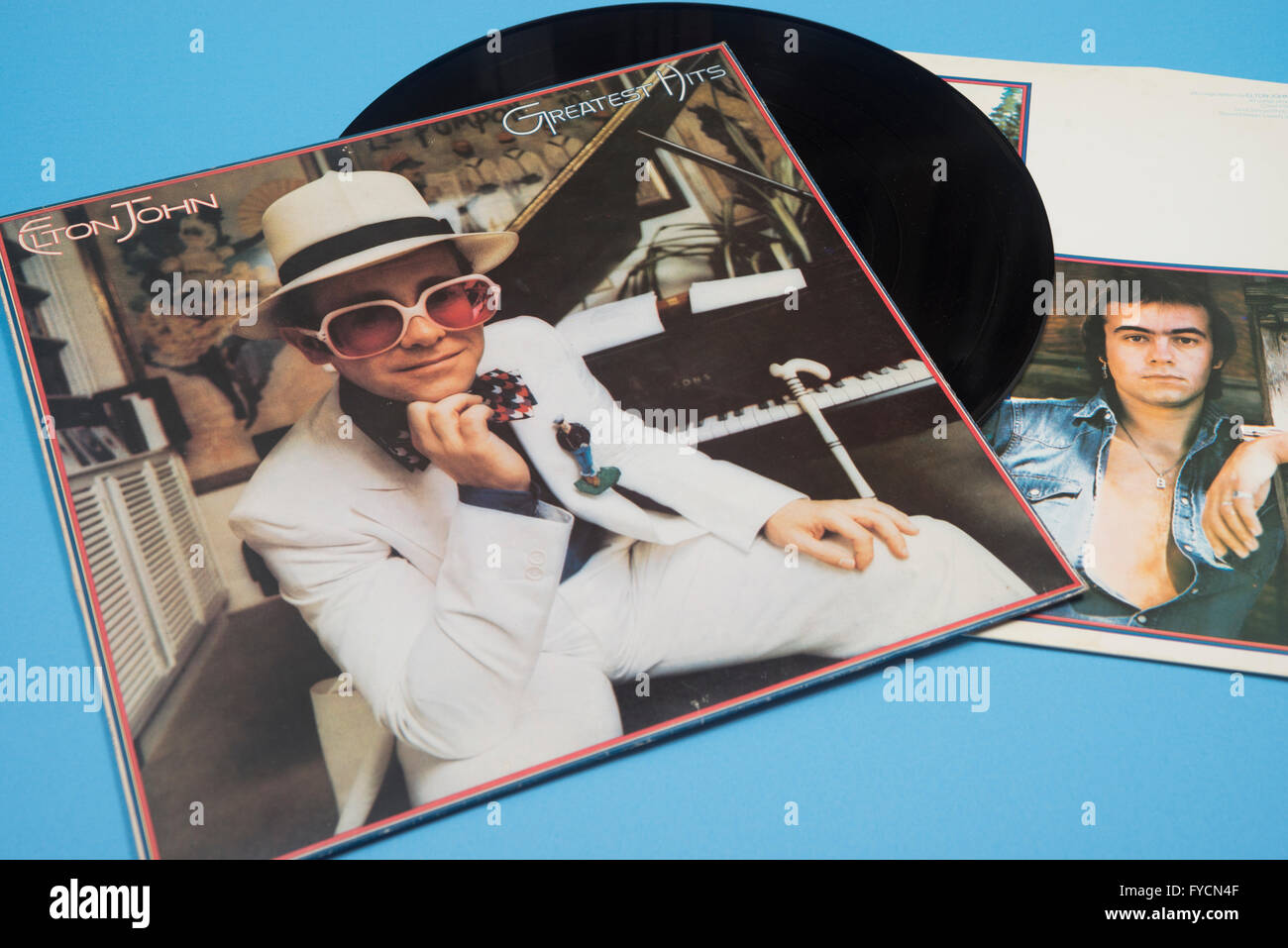 Álbum Greatest Hits en vinilo por Elton John con manguito original artwork Foto de stock