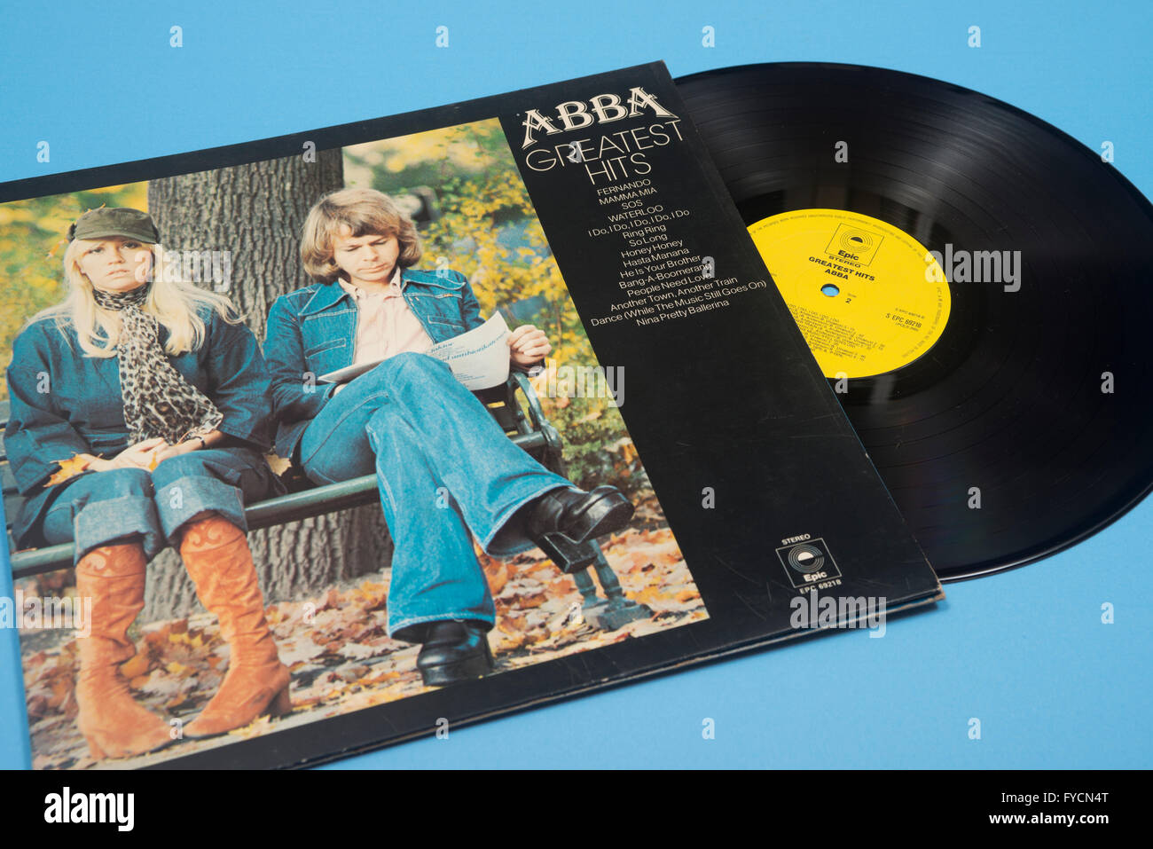 Álbum Greatest Hits en vinilo por Abba con manguito original artwork Foto de stock