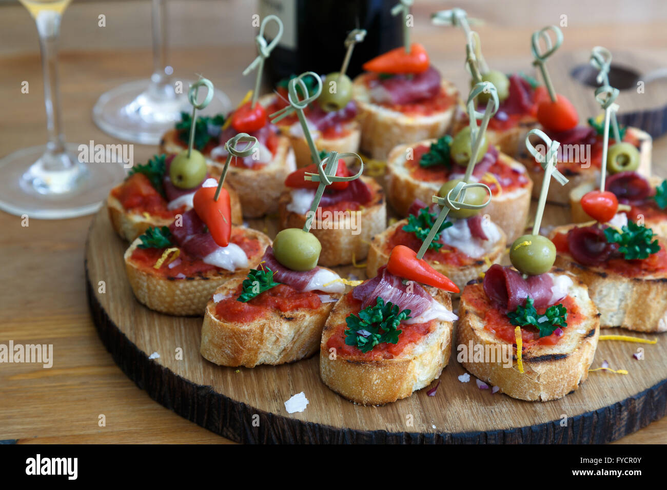 Pinchos, tapas, canapés, español parte finger food Foto de stock