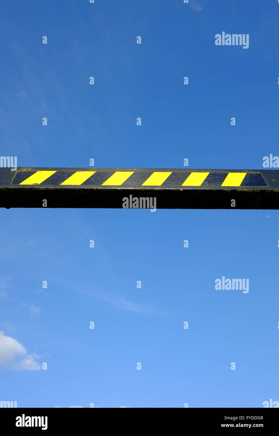 Limitación de la altura de la entrada del Parking Bar para impedir la entrada de vehículos a alta Foto de stock