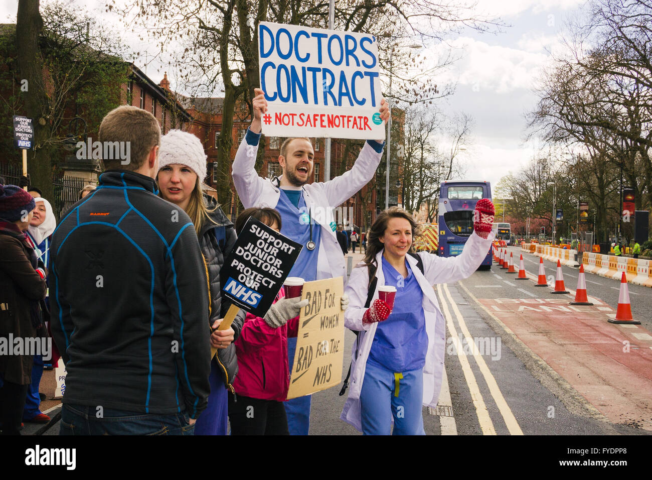 Manchester, Reino Unido. 26 de abril de 2016. Huelga de médicos fuera de Manchester Royal Infirmary, REINO UNIDO Crédito: Cristina Pedreira/Alamy Live News Foto de stock