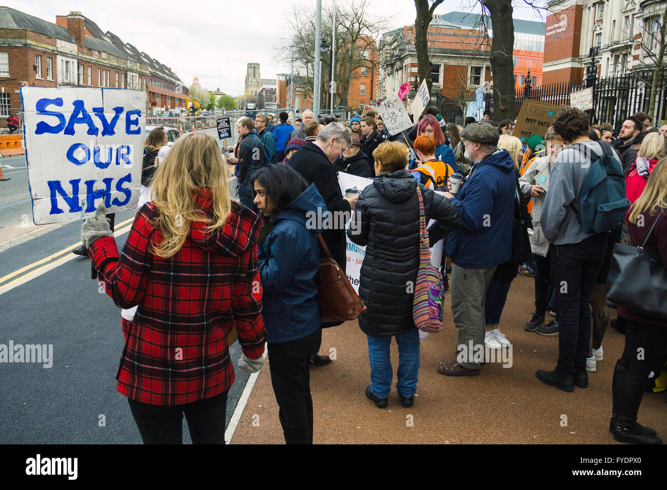 Manchester, Reino Unido. 26 de abril de 2016. Huelga de médicos fuera de Manchester Royal Infirmary, REINO UNIDO Crédito: Cristina Pedreira/Alamy Live News Foto de stock