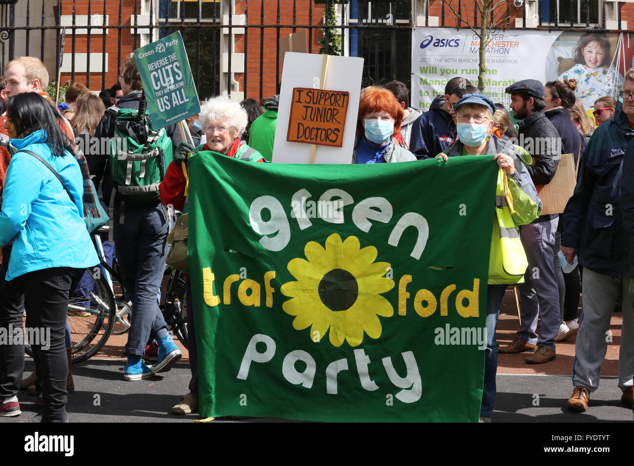 Manchester, Reino Unido. 26 de abril de 2016. El Partido Verde de apoyar a los médicos en Manchester, Reino Unido, 26 de abril de 2016 Créditos: Barbara Cook/Alamy Live News Foto de stock
