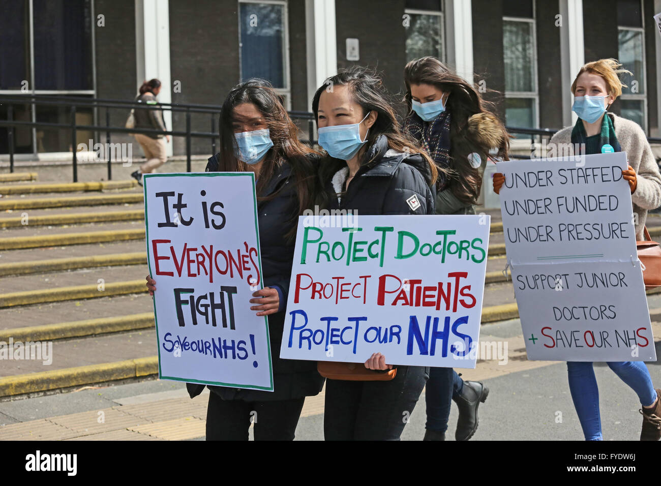 Manchester, Reino Unido. 26 de abril de 2016. Los partidarios de los médicos de marzo con pancartas en Manchester, Reino Unido, 26 de abril de 2016 Créditos: Barbara Cook/Alamy Live News Foto de stock