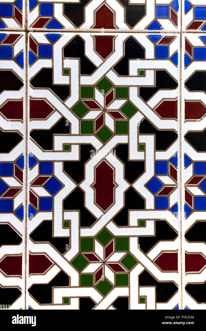 Patrones árabes en azulejos de cerámica al aire libre Fotografía de stock -  Alamy
