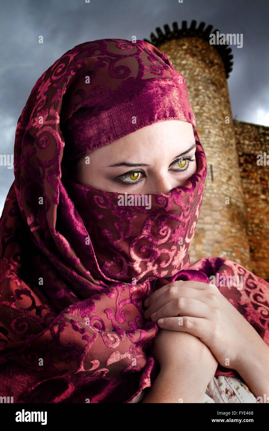 Mujer vestida con traje árabe, el castillo en el fondo Fotografía de stock  - Alamy