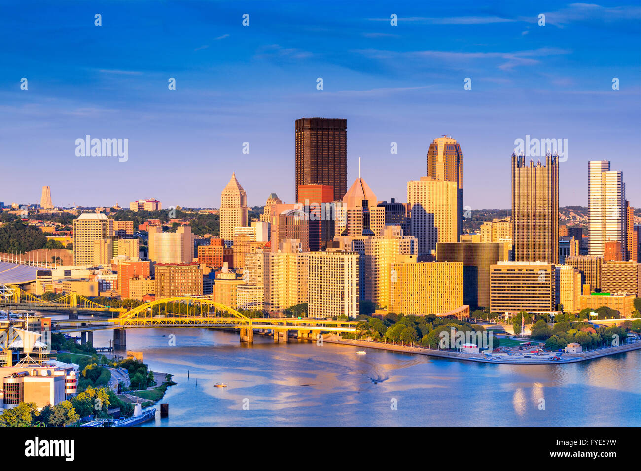 Pittsburgh, Pennsylvania, EE.UU. al anochecer. Foto de stock