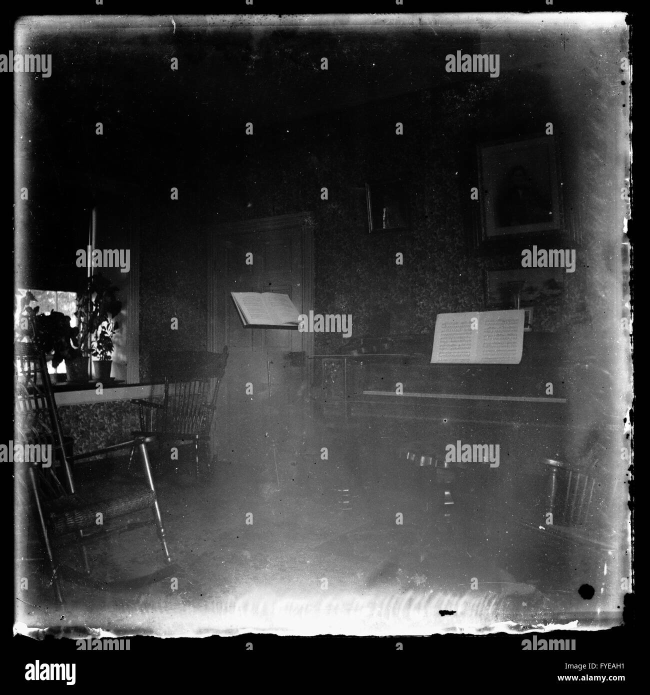 Fotografía victoriana en una sala con un piano Foto de stock