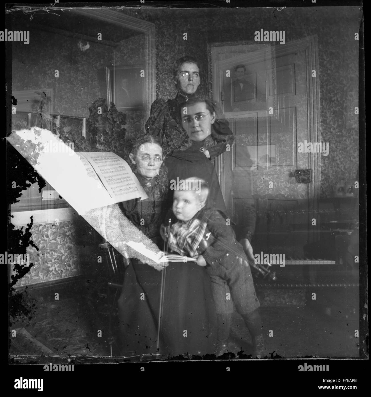 Fotografía victoriana de una doble exposición de tres mujeres y un bebé Foto de stock