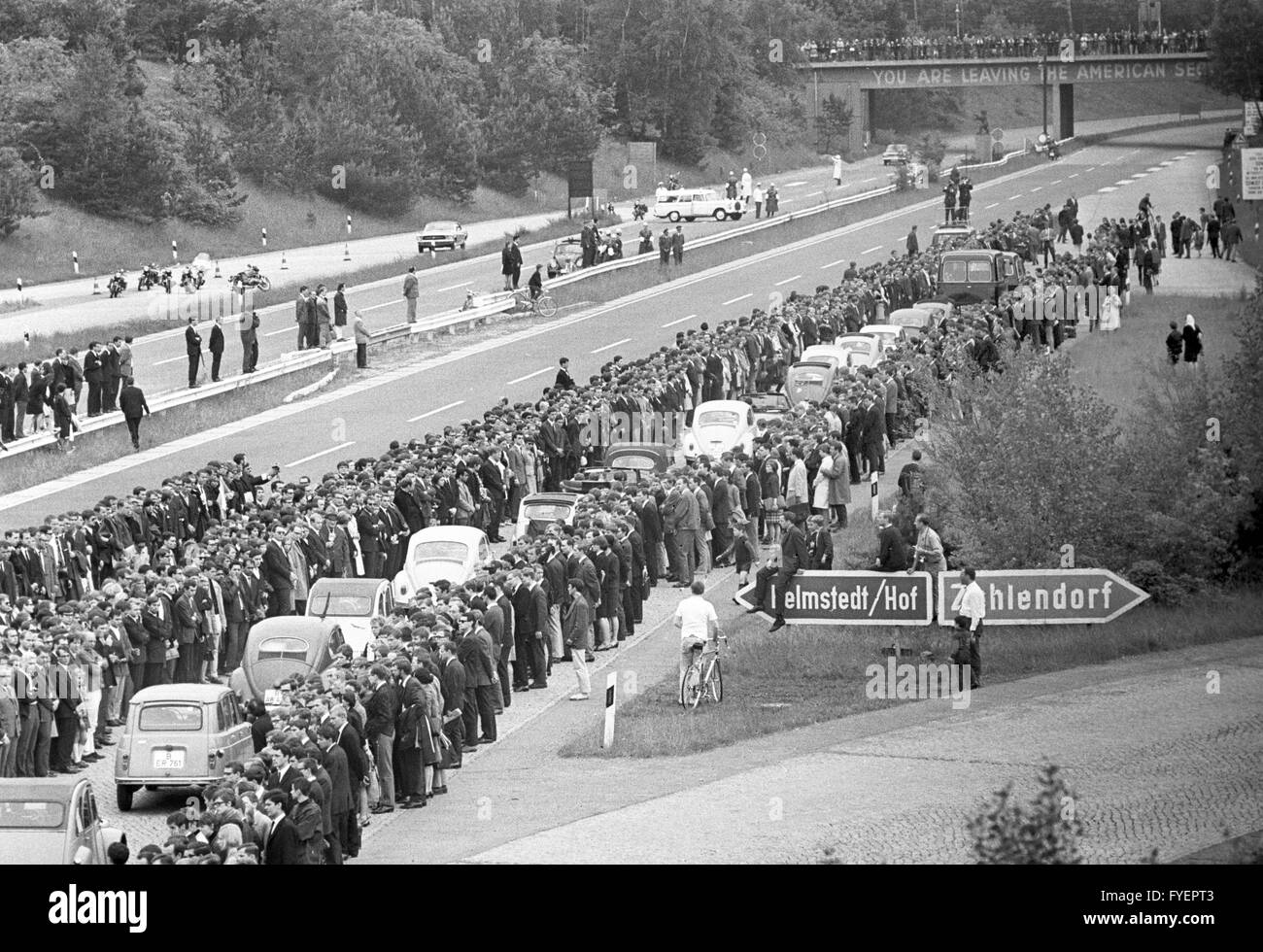 En un convoy de 120 automóviles los restos mortales del estudiante Benno Ohnesorg, quien fue baleado el 02 de junio de 1967, están tomadas desde Berlín a Hanover el 08 de junio de 1967. El funeral tuvo lugar en el Auditorio Máximo de la Universidad Libre de Berlín. Foto de stock