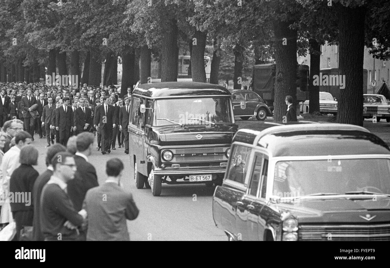 En un convoy de 120 automóviles los restos mortales del estudiante Benno Ohnesorg, quien fue baleado el 02 de junio de 1967, se toman desde Berlín a Hannover tras un servicio conmemorativo en el Auditorio Máximo de la Universidad Libre de Berlín el 08 de junio de 1967, en territorio de la RDA. Foto de stock