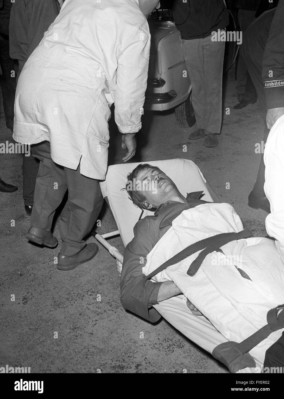 Estudiante Benno Ohnesorg (foto), quien fue baleado por Karl-Heinz Kurras en la manifestación con motivo de la visita del Shah de Irán el 02 de junio de 1967, murió poco después de ser trasladado al hospital. El Senado Académico de la Universidad Libre de Berlín estaba preocupado con los acontecimientos de 04 de junio de 1967. Foto de stock