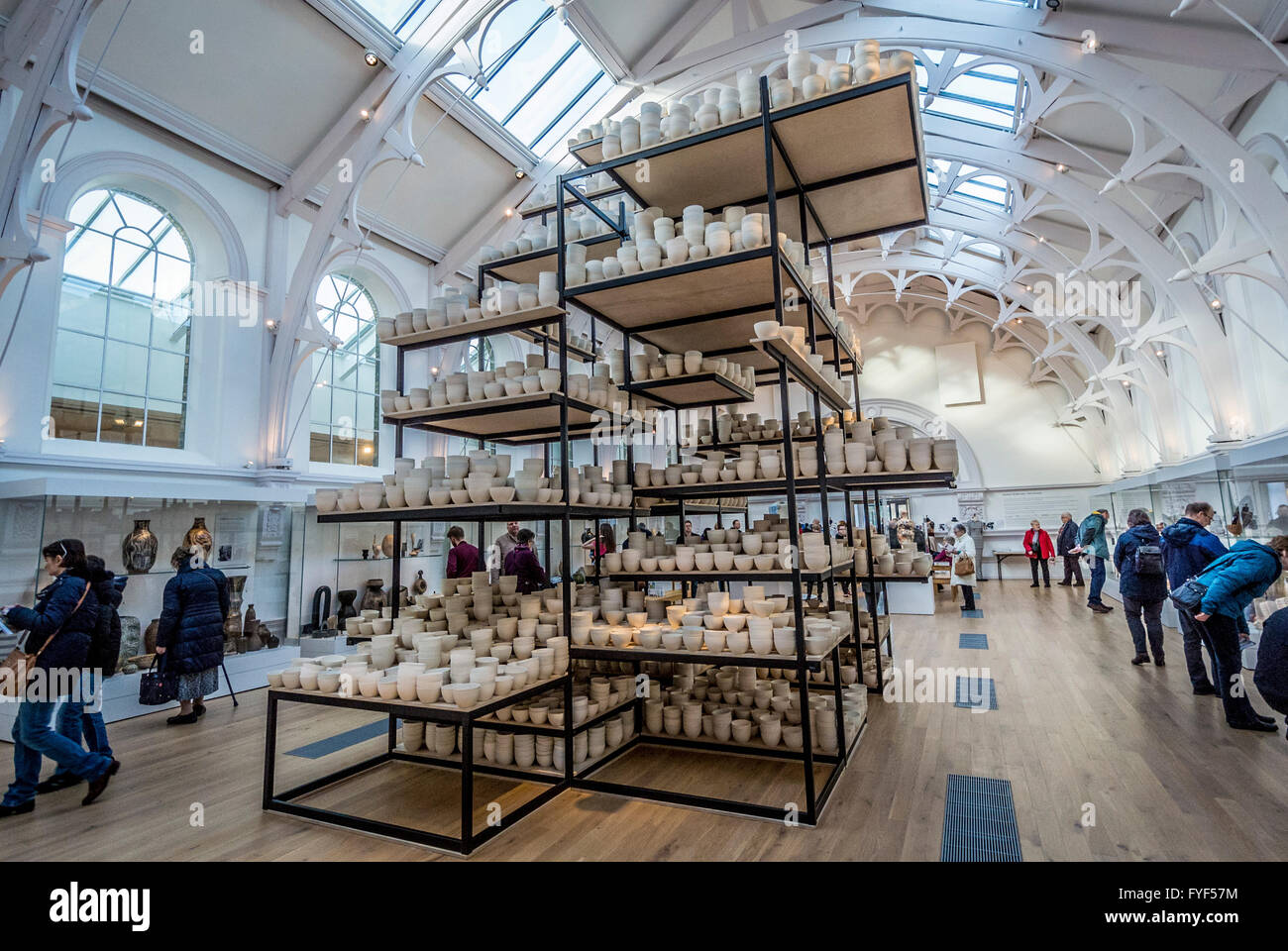 Manifiesto: 10.000 horas comprende diez mil slip-cast cuencos de cerámica - Instalación en York Art Gallery por Clare Twomey. York Foto de stock
