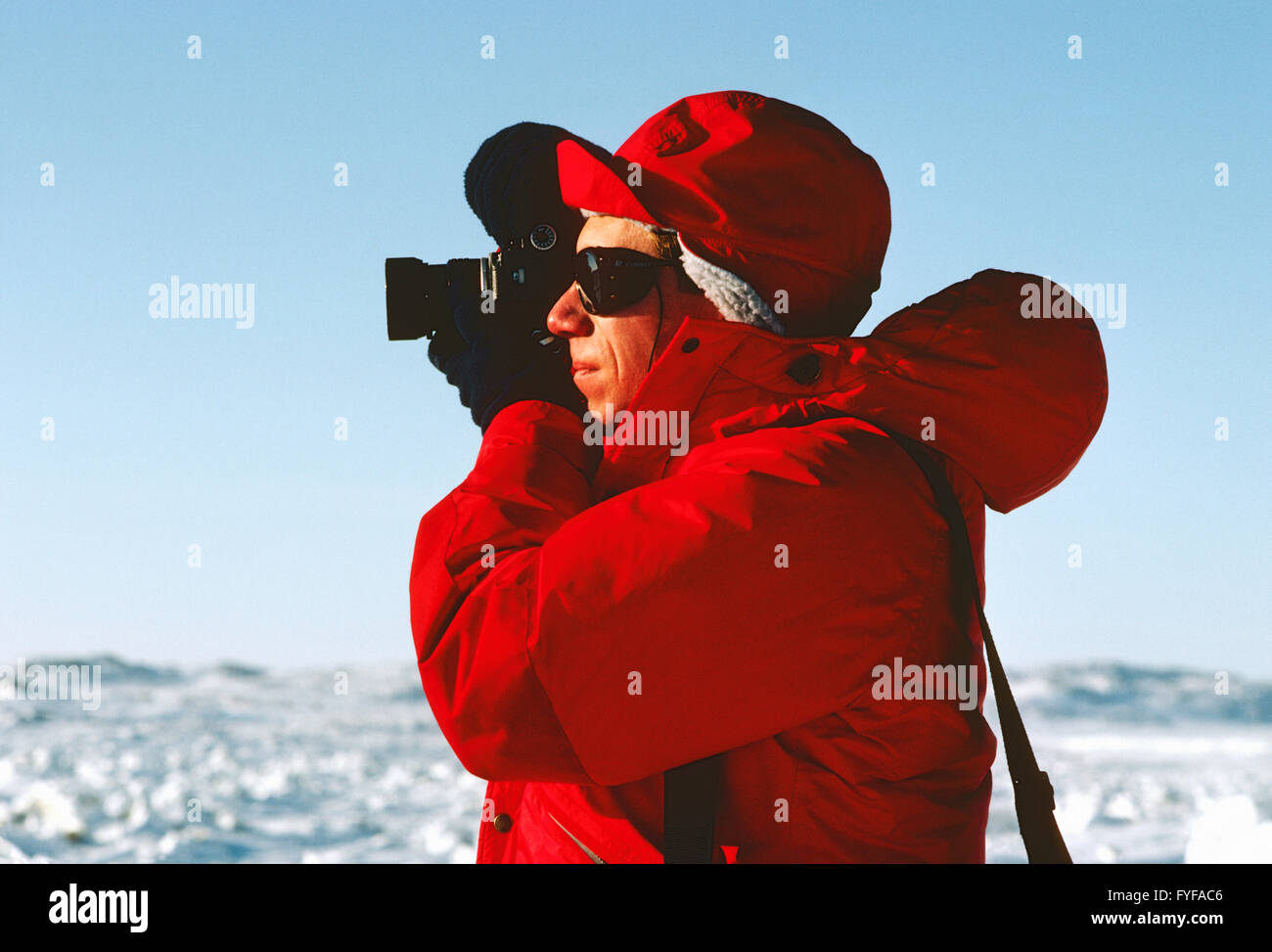 Fotógrafo profesional Mark H. Weidman trabajando en el Ártico canadiense Foto de stock
