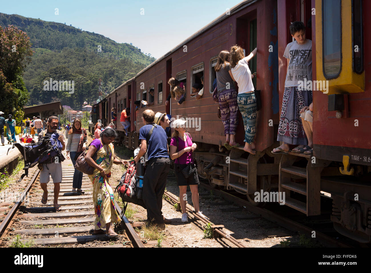 Sri Lanka, Ella Railway Station, mochileros embarque carro de 3ª clase Foto de stock
