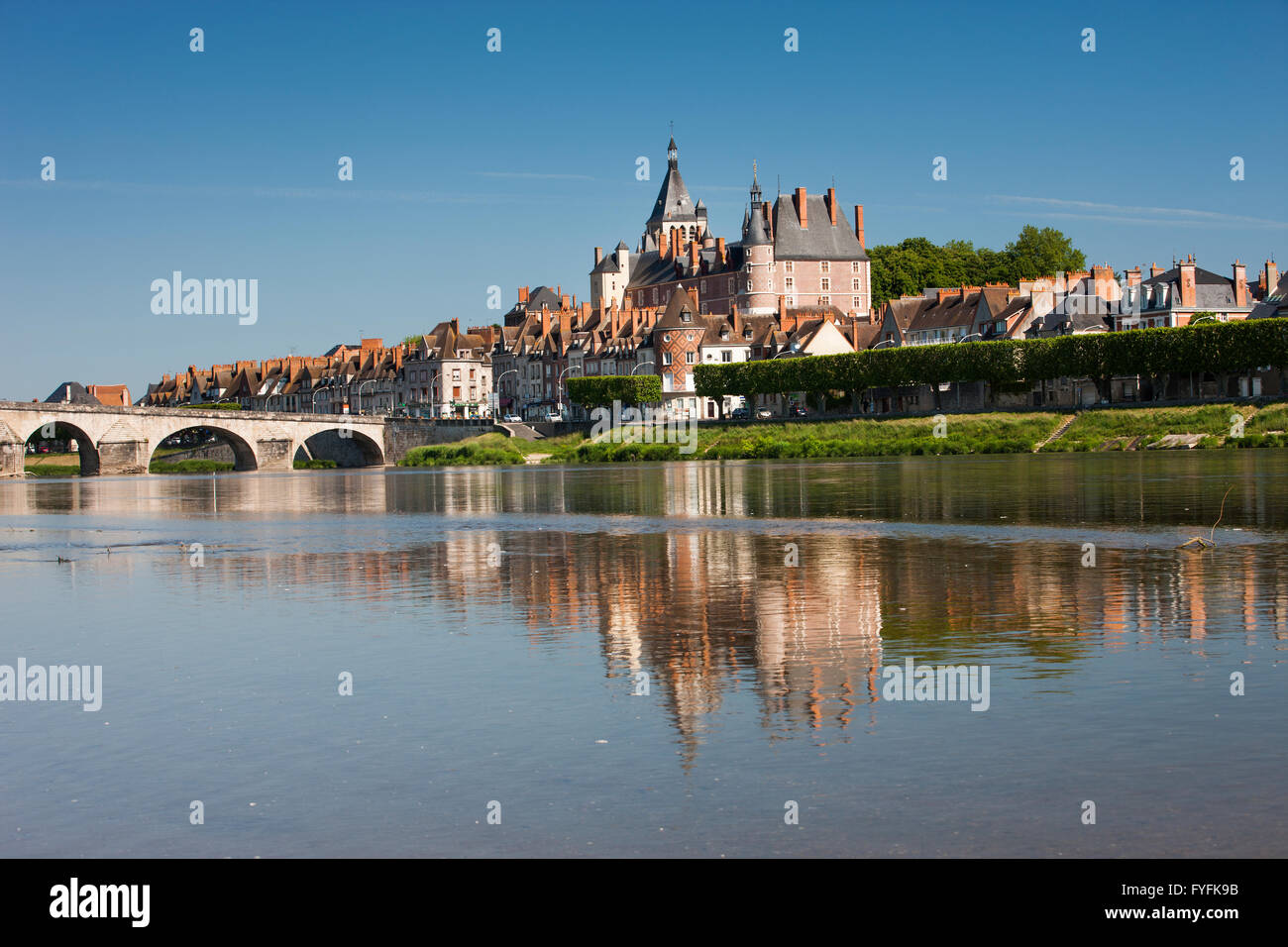 Gien sobre el Loira, departamento de Loiret, Región Center-Val de Loire, Francia Foto de stock