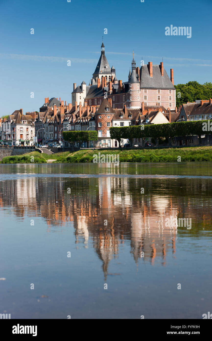 Gien sobre el Loira, departamento de Loiret, Región Center-Val de Loire, Francia Foto de stock