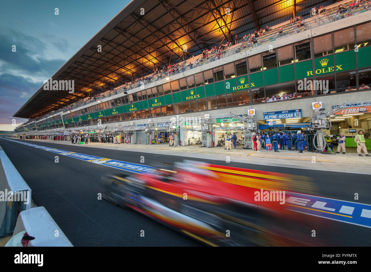 El pit lane durante la carrera de 24 horas de Le Mans, el circuito de la  Sarthe, Le Mans, FRANCIA Fotografía de stock - Alamy