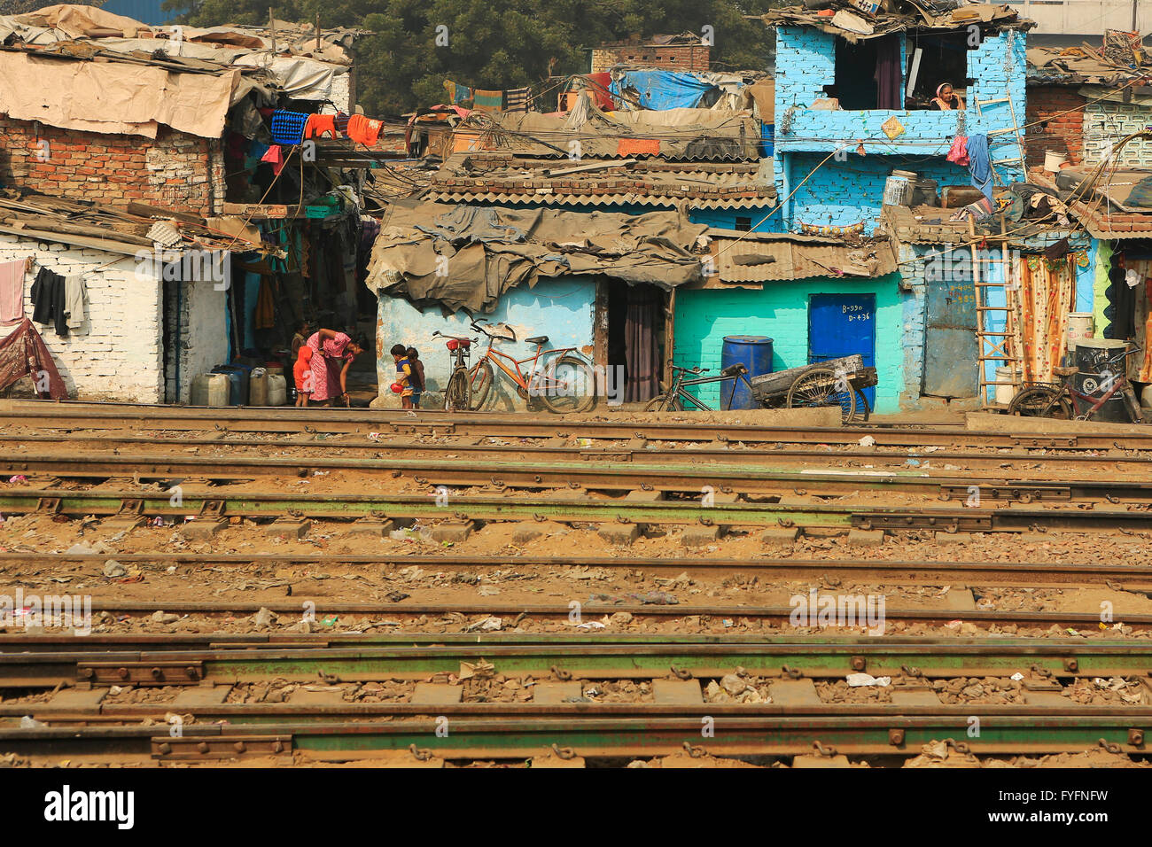 Ghetto y tugurios en Delhi India.Estas personas no identificadas avery viven en condiciones difíciles en los guetos de la ciudad. Foto de stock