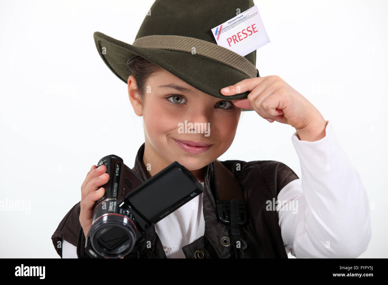 Niña toma una cámara y vistiendo un traje de periodista Fotografía de stock  - Alamy