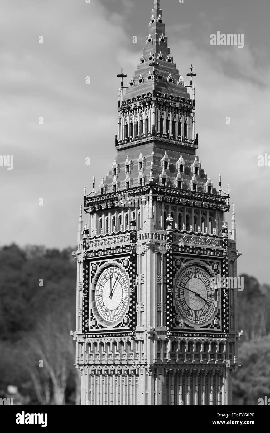Una Foto En Blanco Y Negro De Un Mini Big Ben El Reloj Fotografia De Stock Alamy