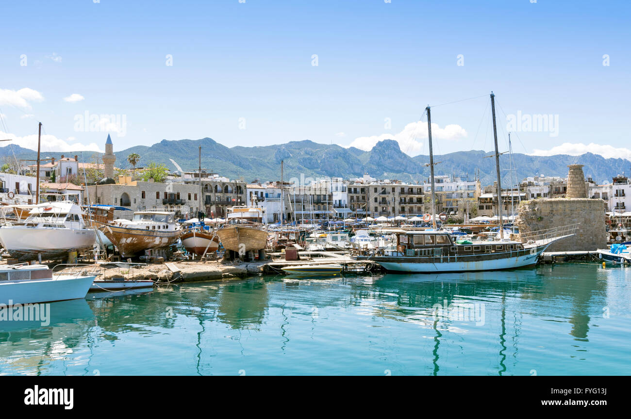 El norte de Chipre, Kyrenia Harbour y embarcaciones REPARADAS Foto de stock