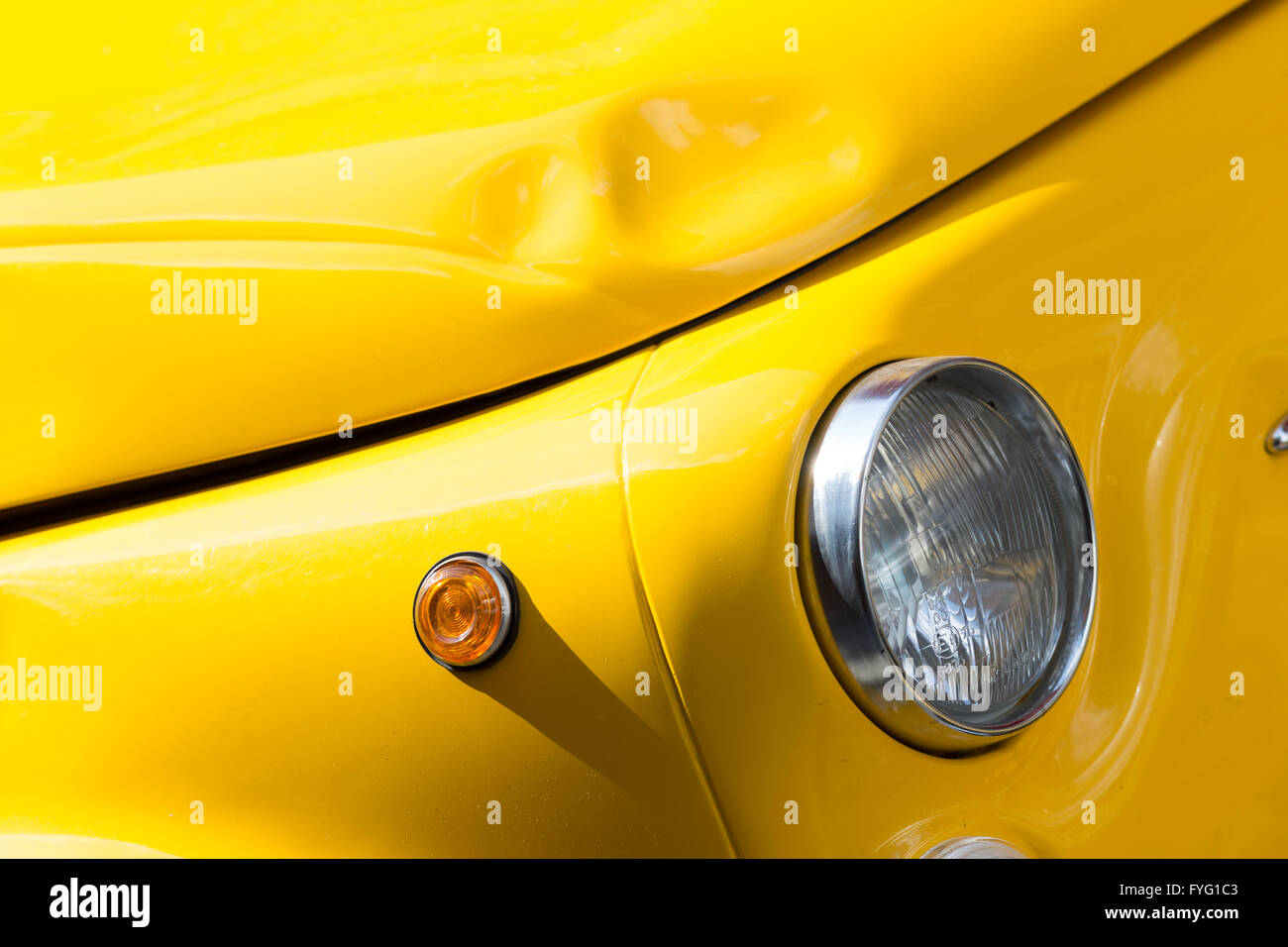 Coche viejo atacado la carrocería del coche, de color amarillo vivo Foto de stock