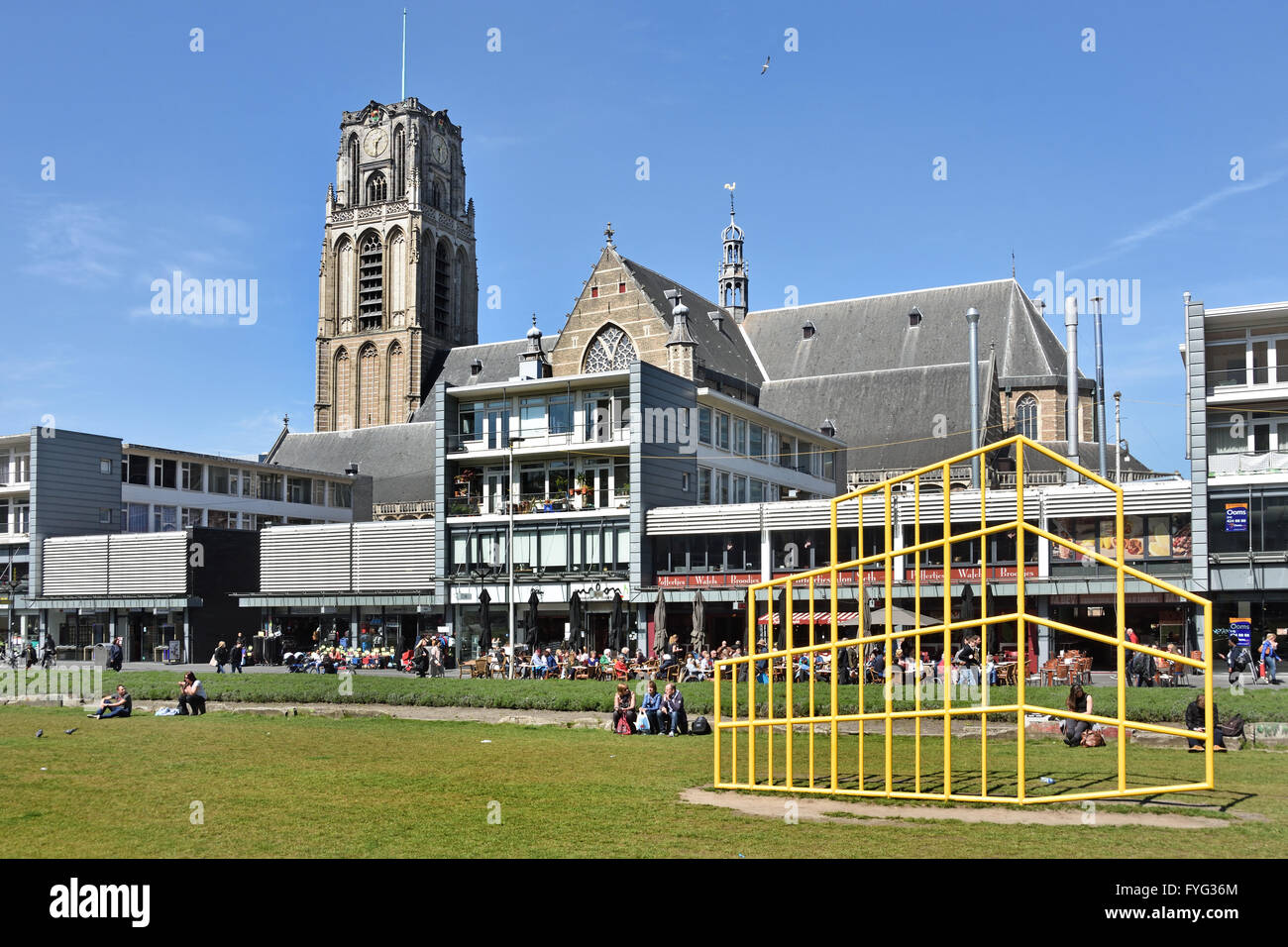 Restaurantes y cafés de la zona peatonal, en el Rotterdam Blaak Hoogstraat cerca de los Países Bajos frente a Market Hall (Markthal) Foto de stock