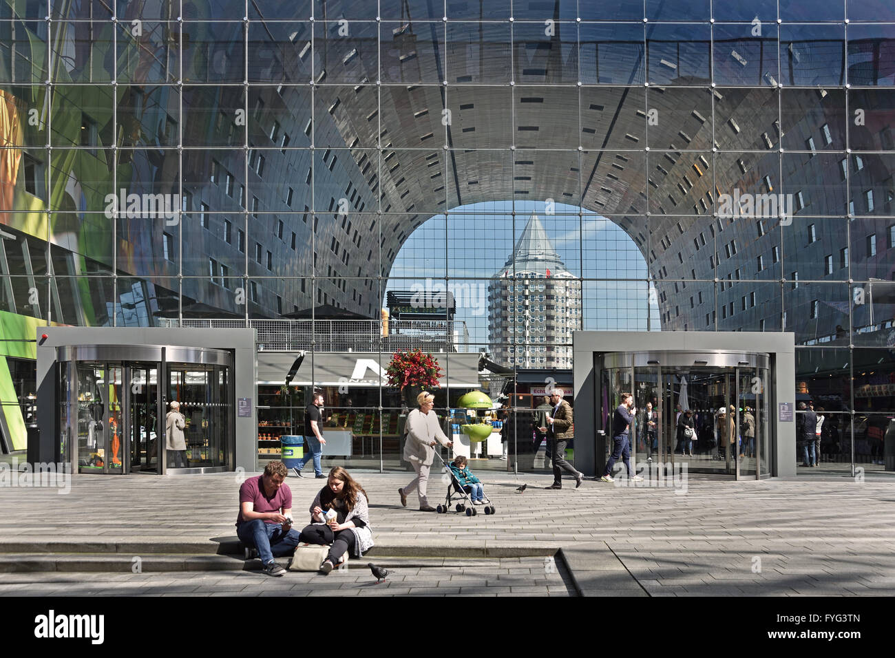Rotterdamse Markthal (Rotterdam Market Hall) en la plaza Blaak Holanda Holandesa Foto de stock