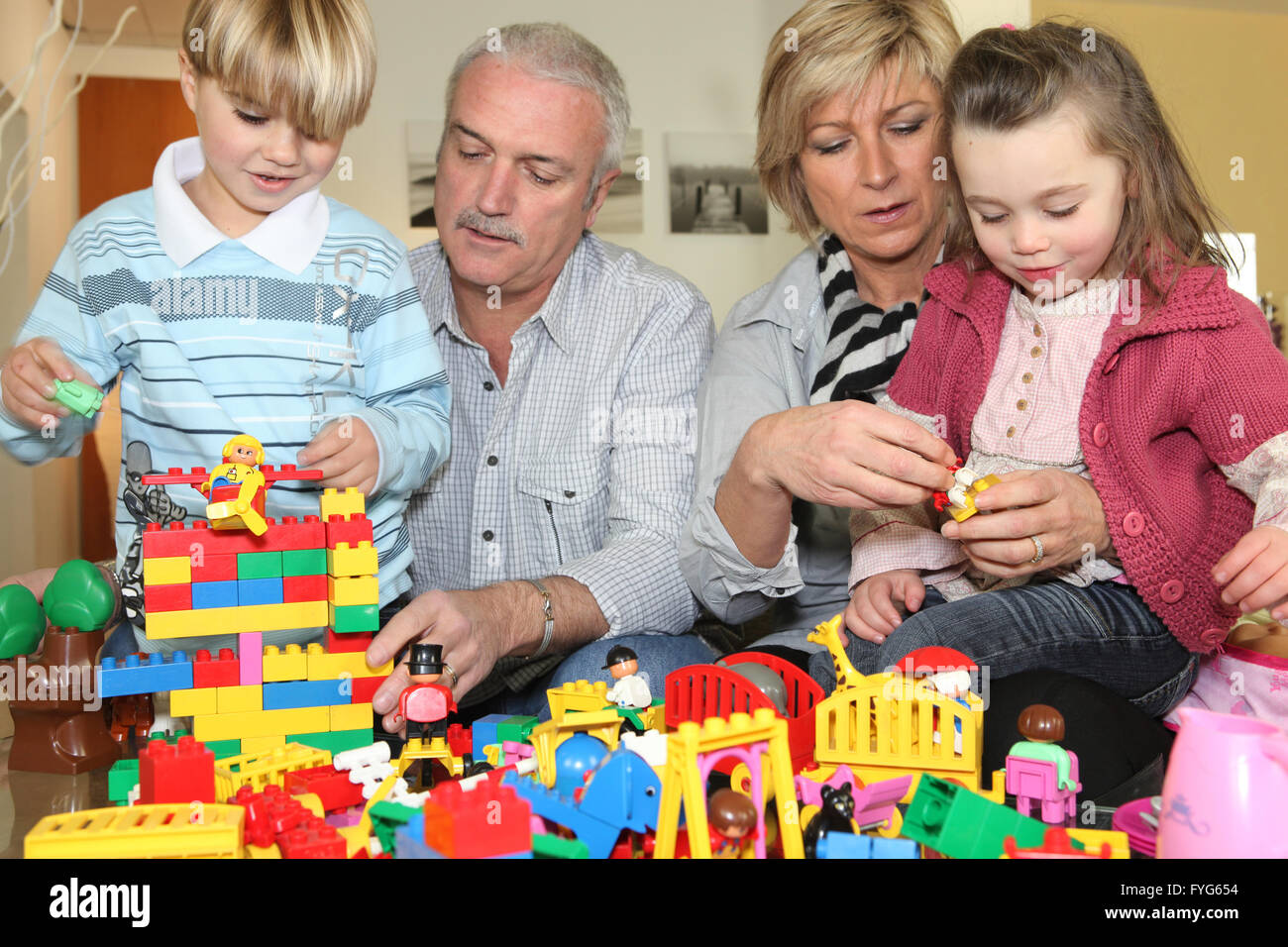 Abuelos y nietos jugando juntos Foto de stock