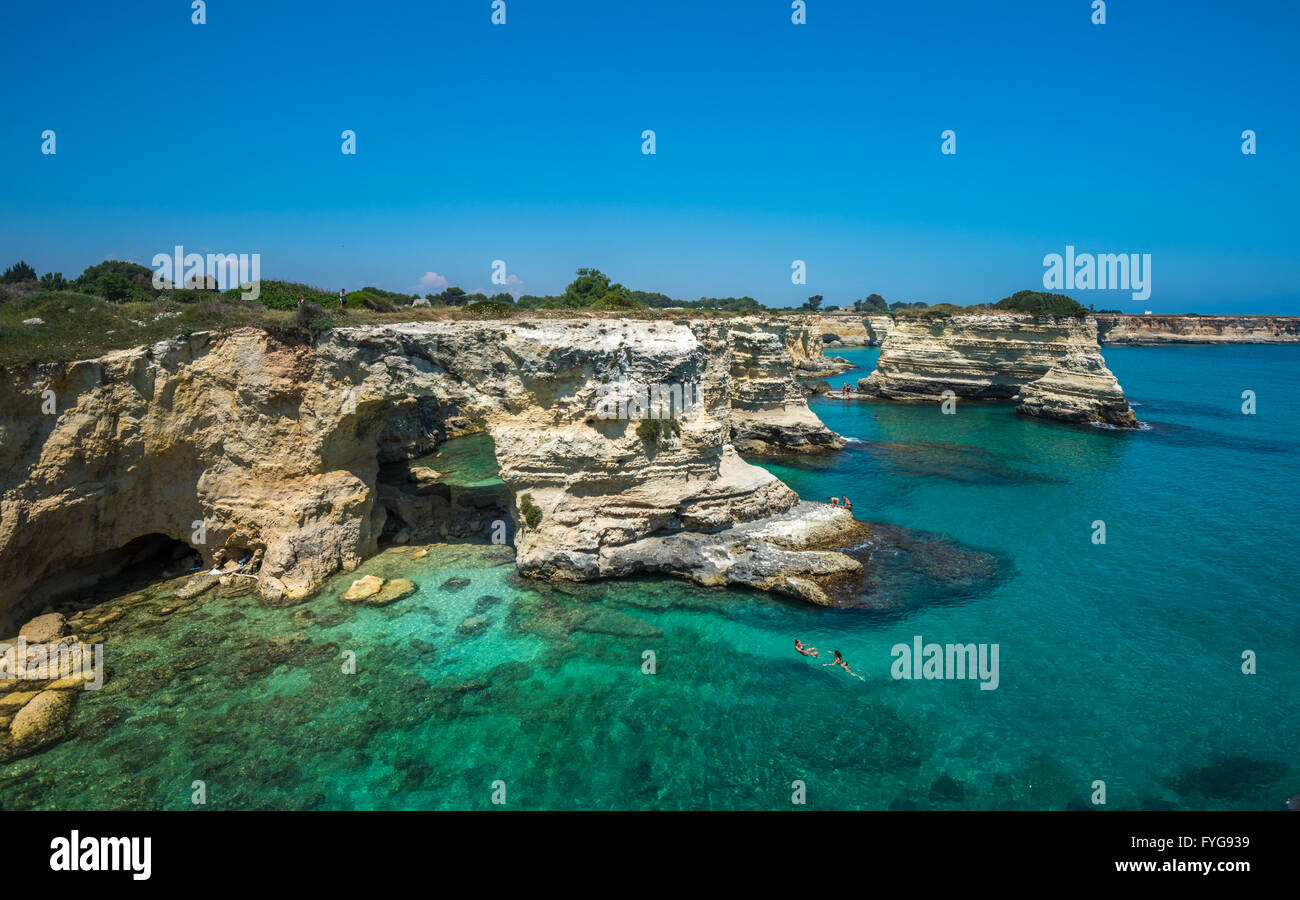 Torre Sant'Andrea, playa rocosa en Puglia, Italia Foto de stock