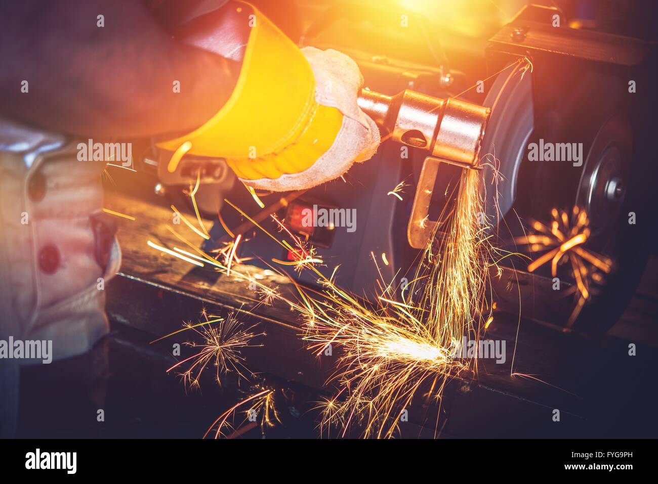 Garaje Obras de metal. Limpieza de metales pesados por girar el cepillo. Foto de stock
