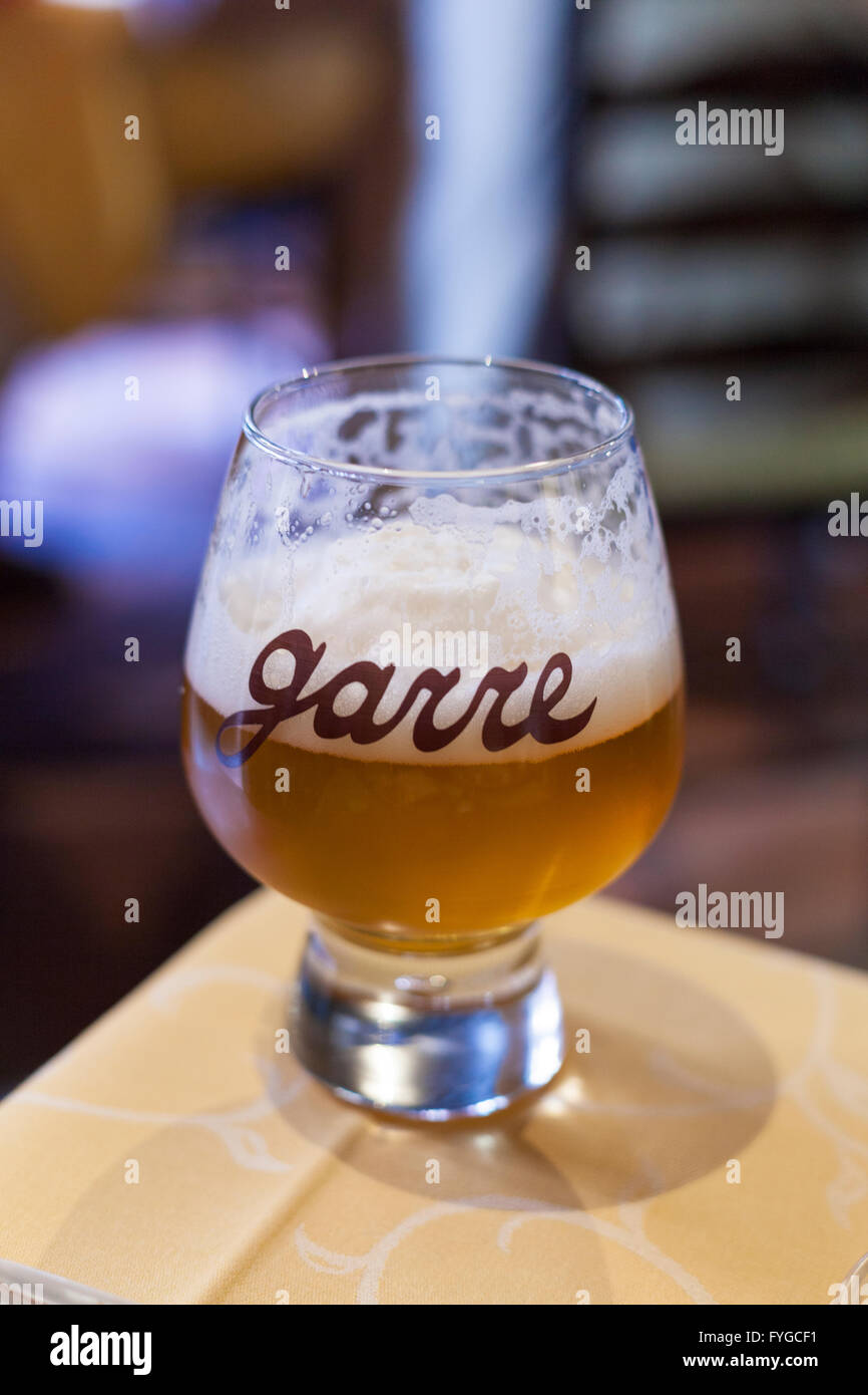 Cope de cerveza artesanal en 'De Garre' típica local en Brujas, Bélgica Foto de stock