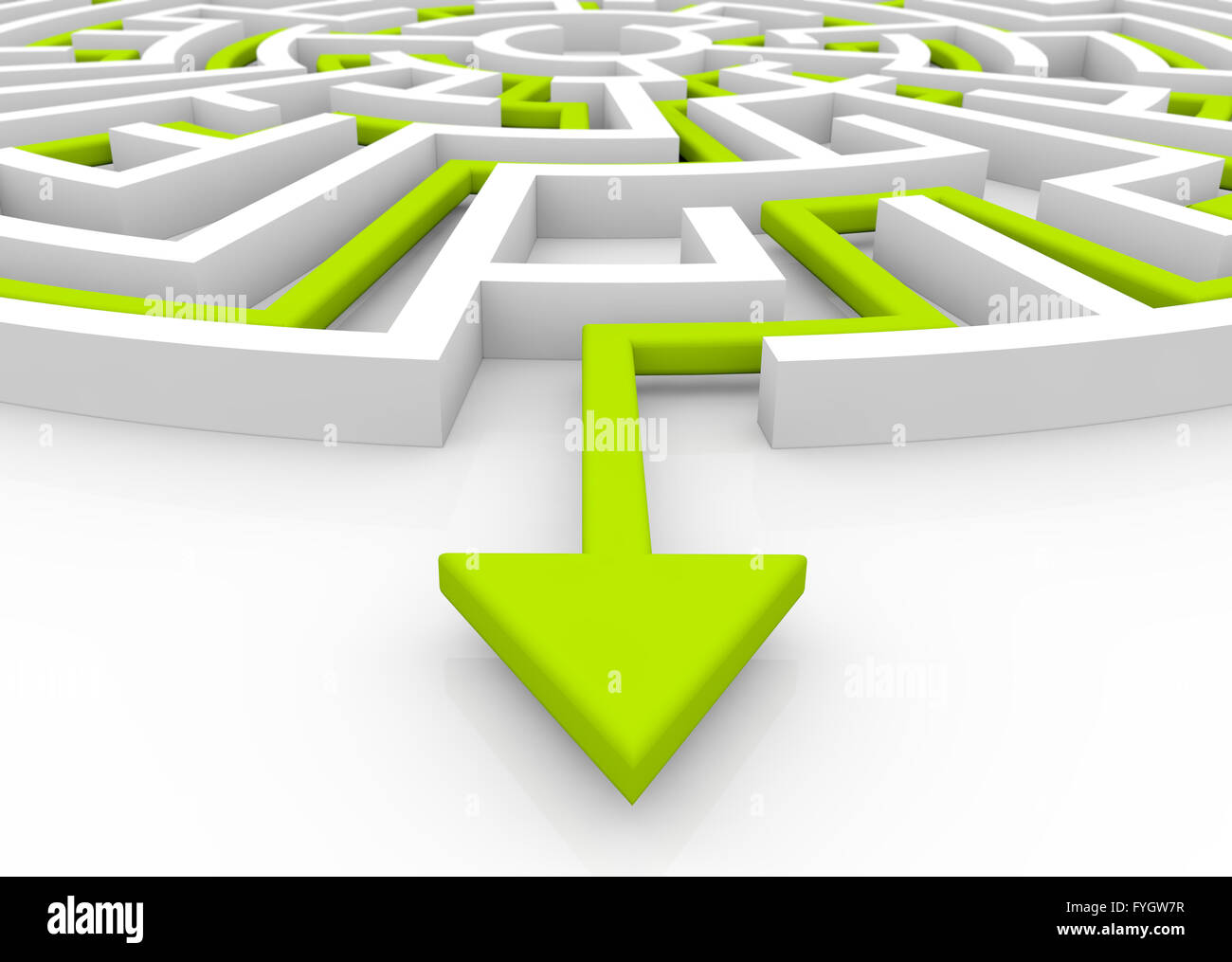 El concepto de la solución: flecha verde muestra la ruta final del laberinto Foto de stock